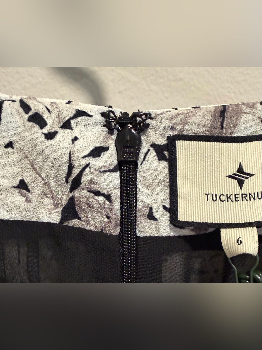 Tuckernuck Andi Maxi Dress Gray Gardens Size 6 Pleated Floral - Picture 5 of 5